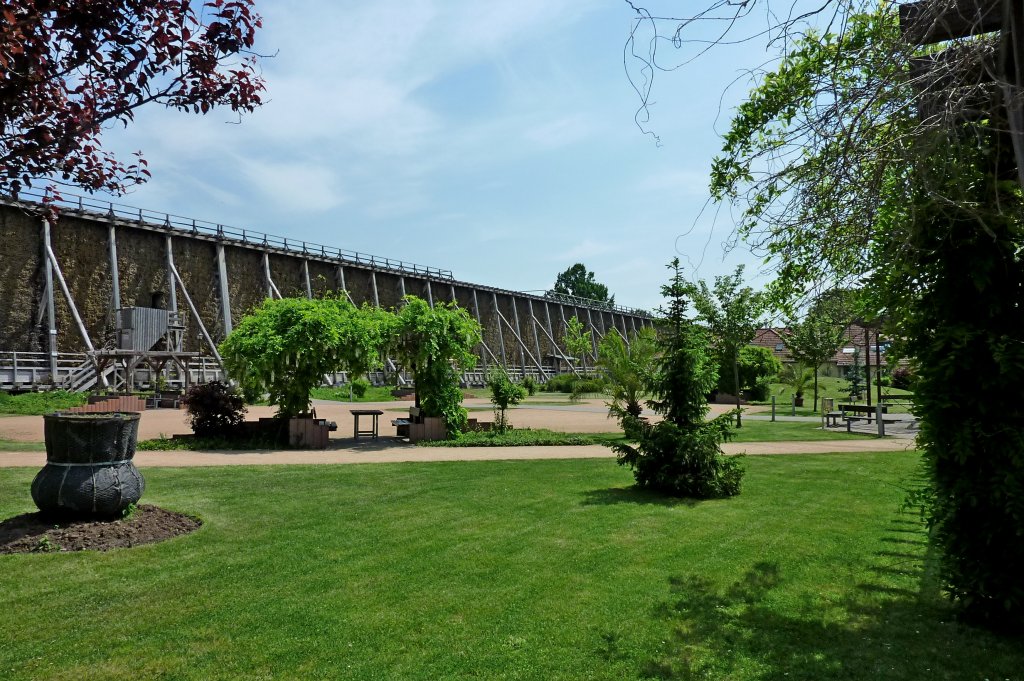 Bad Drrenberg, Gradierwerk am Kurpark, das lngste zusammenhngende in Europa mit 636m Lnge und 12m Hhe, Mai 2012