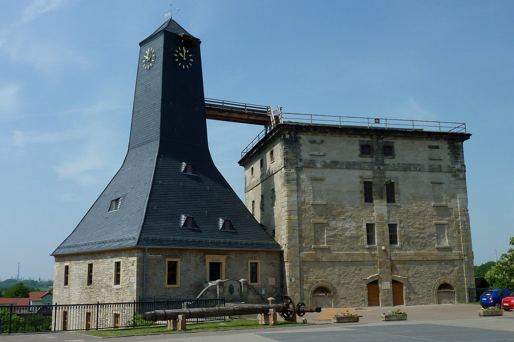 Bad Drrenberg, links der Borlachturm von 1764, rechts der Witzlebenturm von 1811-16, beide dienten zum Hochpumpen der Sole aus ber 220m Tiefe und zur Speisung des Gradierwerkes, heute Museum, Mai 2012