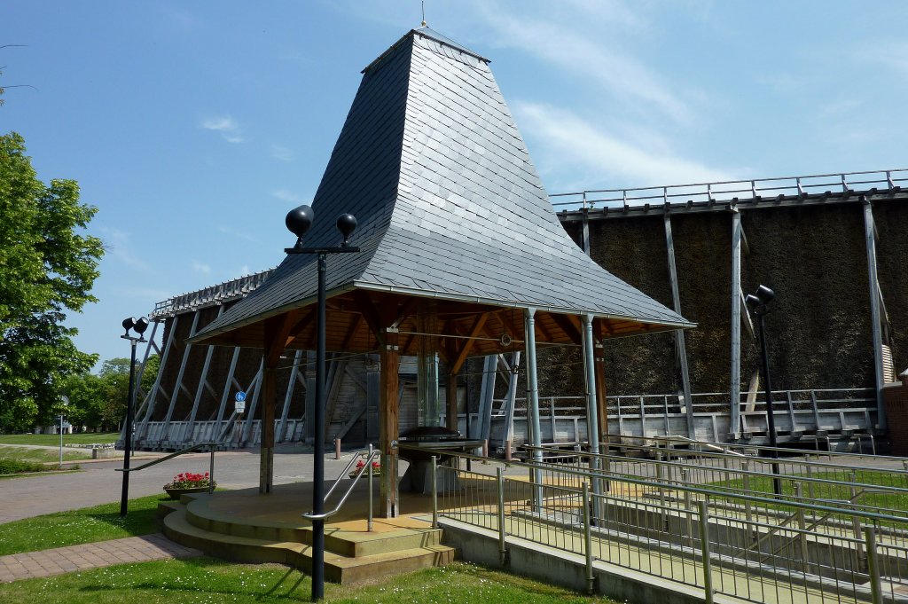 Bad Drrenberg, neu gestalteter Pavillon am Kurpark, dahinter das Gradierwerk, Mai 2012