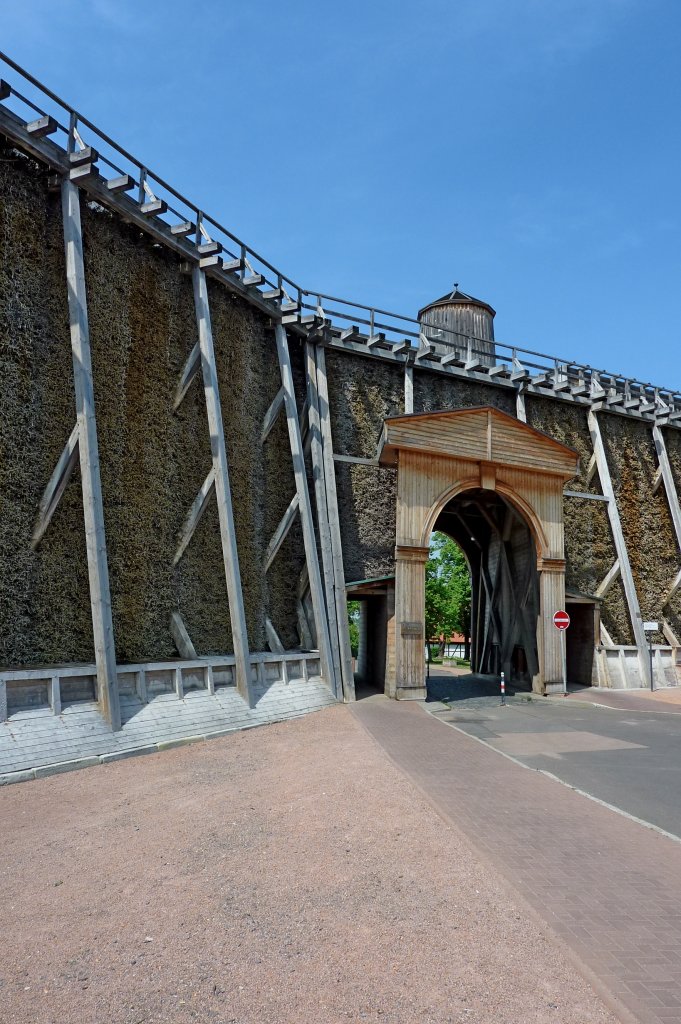 Bad Drrenberg, das Tor im Gradierwerk, Mai 2012