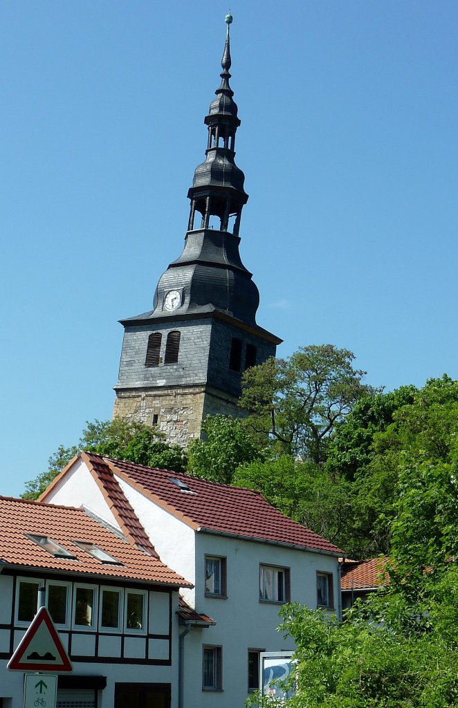 Bad Frankenhausen, das Wahrzeichen der Stadt ist dieser schiefe Kirchturm der im 14.Jahrhundert erbauten Oberkirche, der Turm begann sich nachweislich ab 1650 zu neigen, ist heute der zweitschiefeste Turm in Deutschland, Mai 2012