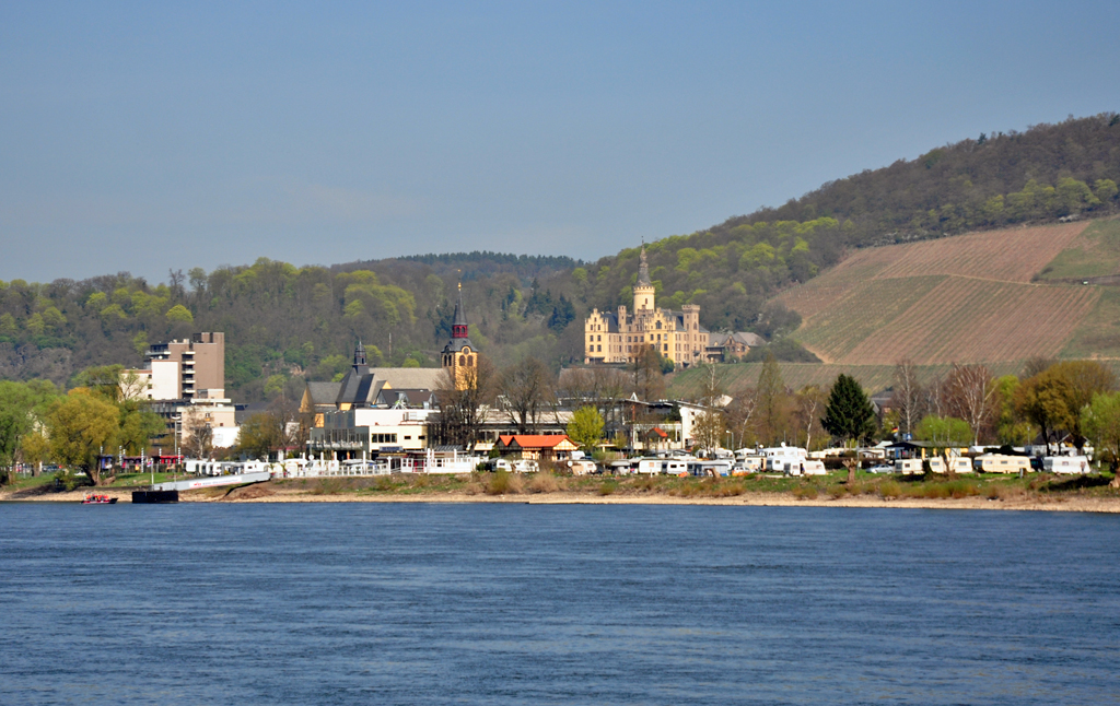 Bad Hnningen am Rhein mit dem Schlo Arenfels im Hintergrund. Aufgenommen am 02.04.2011 vom Rheinufer bei Bad Breisig. 