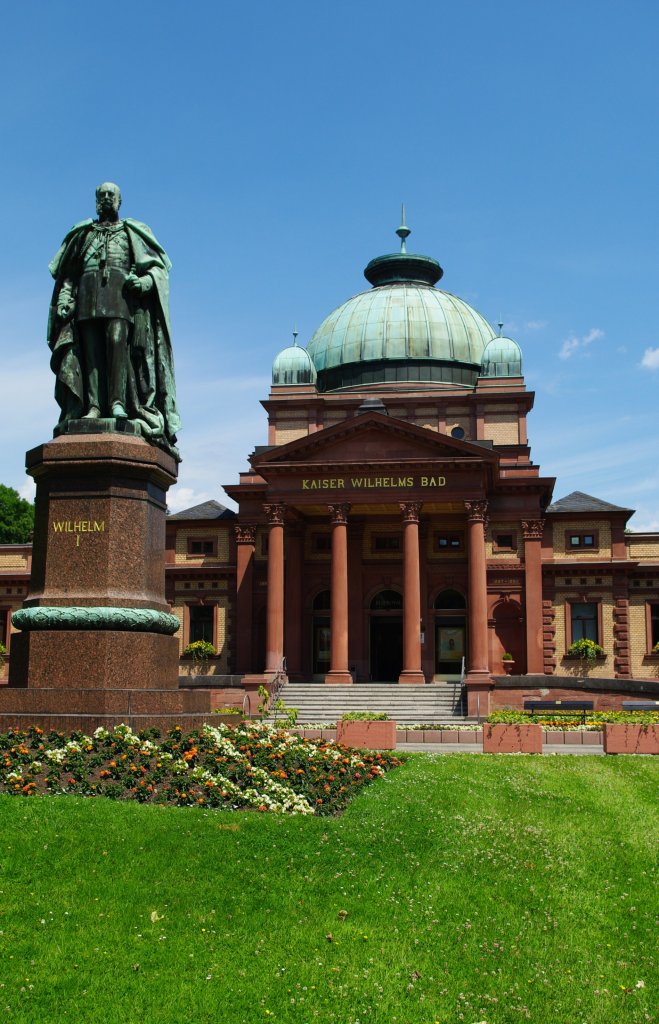 Bad Homburg, Kaiser Wilhelm Bad, erbaut von 1887 bis 1890 durch Louis Jacobi, davor 
das Denkmal aus Bronze von Kaiser Wilhelm I., Hochtaunuskreis (14.06.2009)