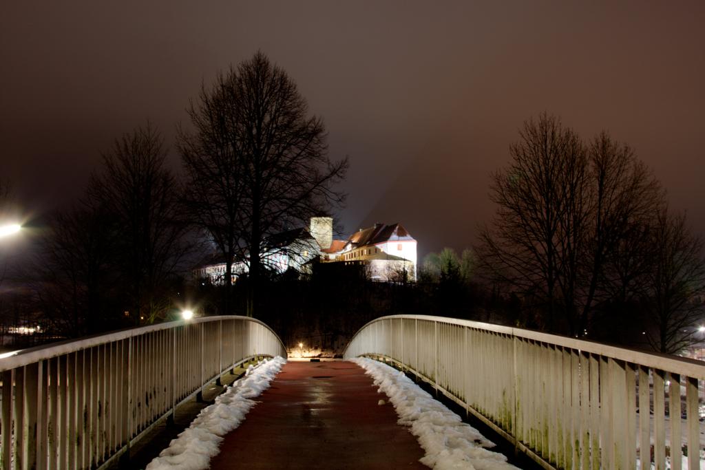 Bad Iburg - Schlo und Charlottensee im Winterkleid am
28.01.2013.
Das Schlo gehrte einst den Bischfen in Osnabrck.
Jahrelang diente es auch als Polizeischule. Heute beherbergt es
das rtliche Amtsgericht. Das Schloss ist von auen generell bis 
in den Innenhof frei begehbar. Wenn man vom Kurpark her ber die 
Fugngerbrcke ber die B 51 geht, hat man diesen Anblick!