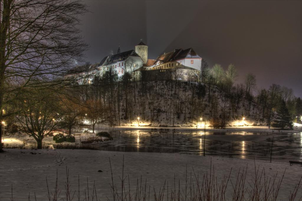 Bad Iburg - Schlo und Charlottensee im Winterkleid am
28.01.2013.
Das Schlo gehrte einst den Bischfen in Osnabrck.
Jahrelang diente es auch als Polizeischule. Heute beherbergt es
das rtliche Amtsgericht. Das Schloss ist von auen generell bis 
in den Innenhof frei begehbar.