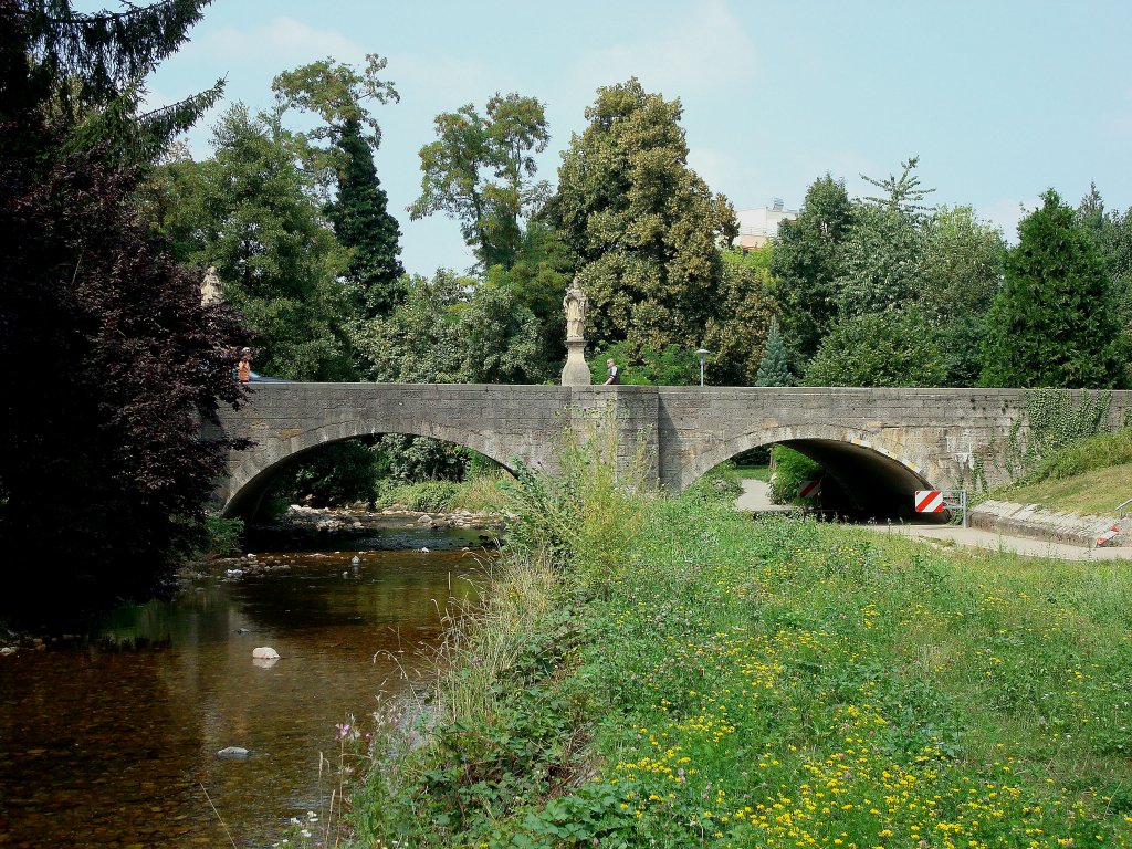 Bad Krozingen, die alte Steinbogenbrcke mit dem Brckenheiligen Nepomuk berspannt das Flchen Neumagen, Aug.2010