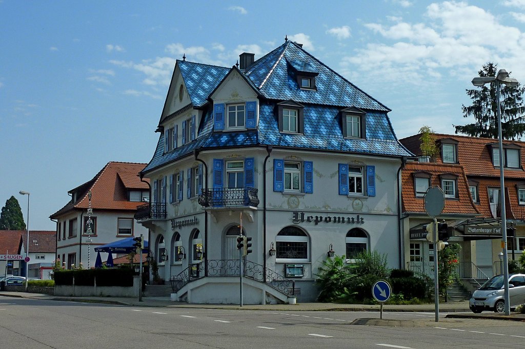 Bad Krozingen, das Restaurant  Nepomuk  mit aufflliger Dachdeckung, Aug.2011