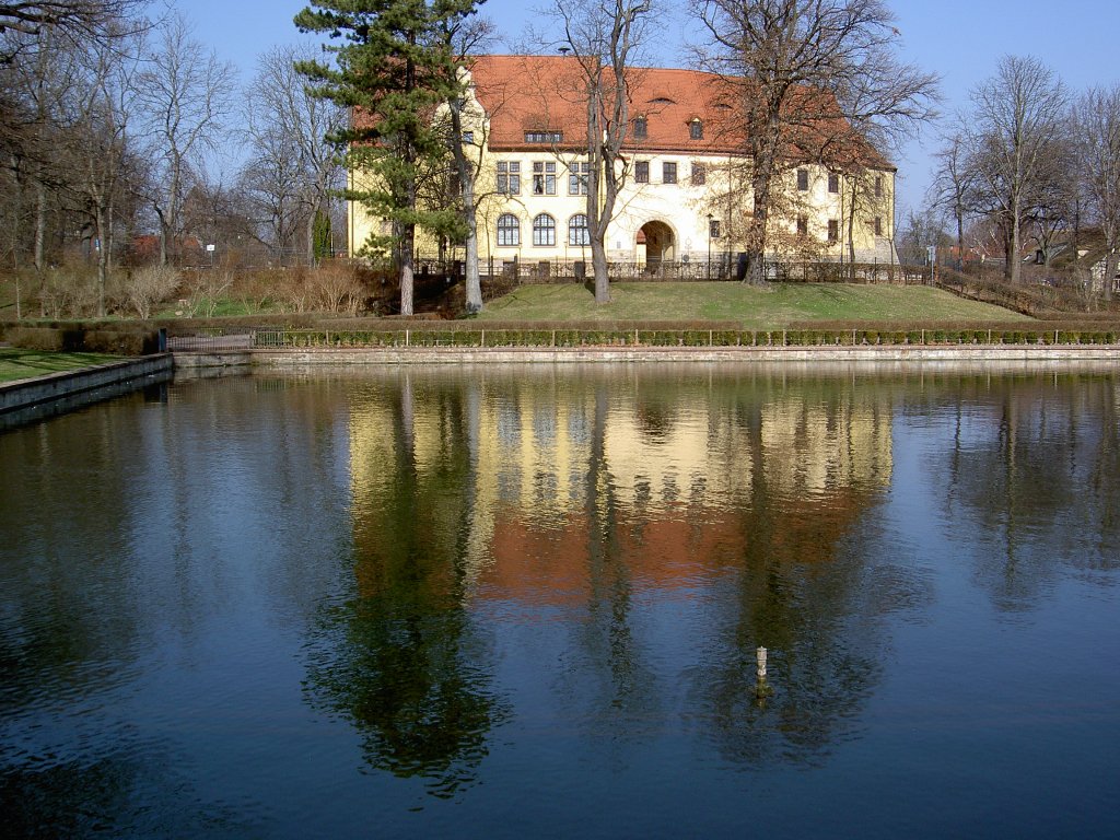 Bad Lauchstdt, Schlo mit Kurpark, erbaut von 1528 bis 1536 als Sitz der Merseburger Bischfe (15.03.2012)