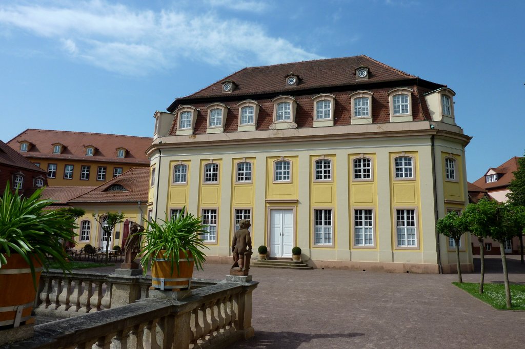 Bad Lauchstedt, historisches Badgebude im Kurpark, Mai 2012