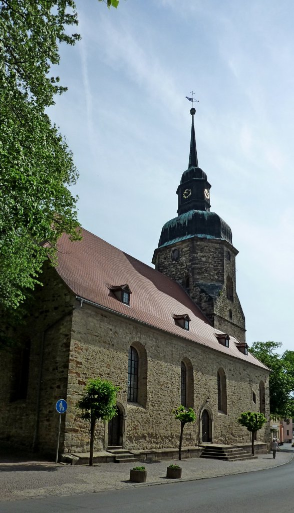 Bad Lauchstedt, die Stadtpfarrkirche St.Fabian, Sebastian, Valentin und Cyrakus, erbaut von 1648-85, Mai 2012