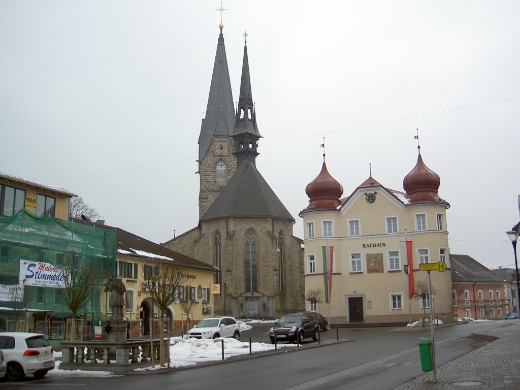 Bad Leonfelden, St. Bartholomus Kirche und Rathaus am Stadtplatz, Mhlviertel (07.04.2013)