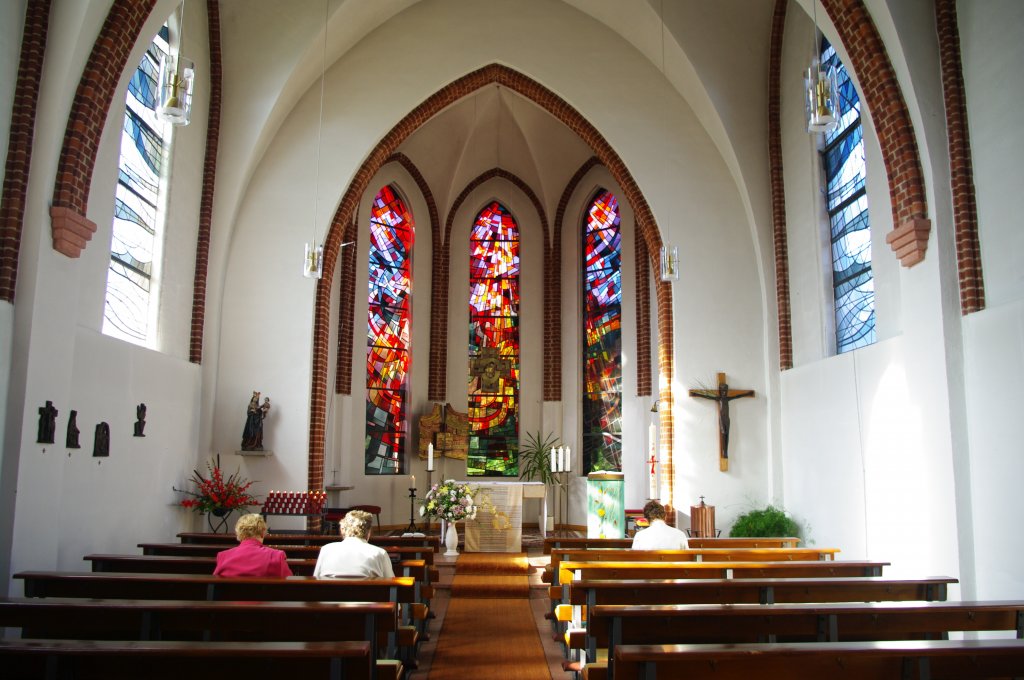 Bad Liebenwerda, Chor der Kath. Herz Jesu Kirche, Glasfenster von 1975 (24.07.2011)