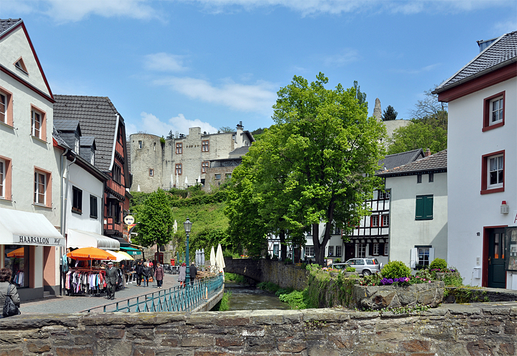 Bad Mnstereifel - die Erft fliet mitten durch die Stadt, im Hintergrund die Burg - 25.05.2013