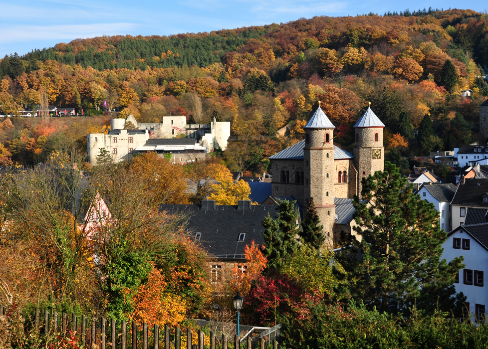 Bad Mnstereifel - Kirche  St. Chrysanthus und Daria , sowie die Burg im Herbst - 01.11.2011