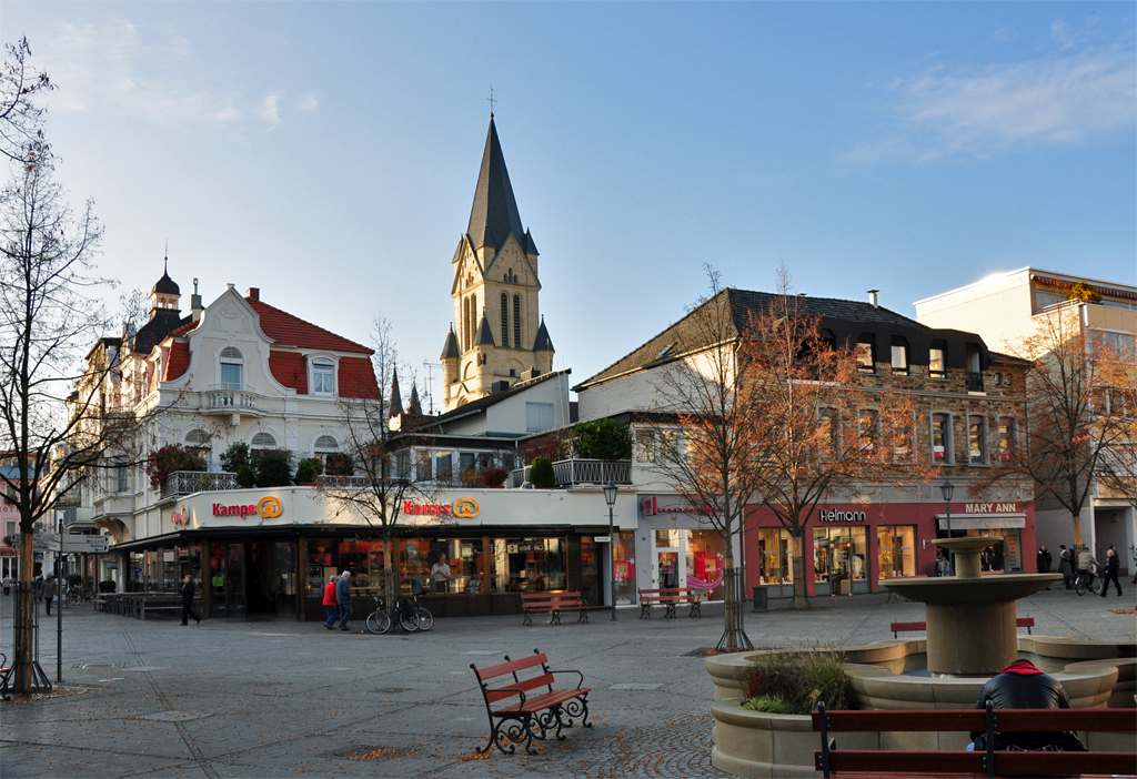 Bad Neuenahr - Platz an der Linde, im Hintergrund die Rosenkranzkirche - 19.11.2012