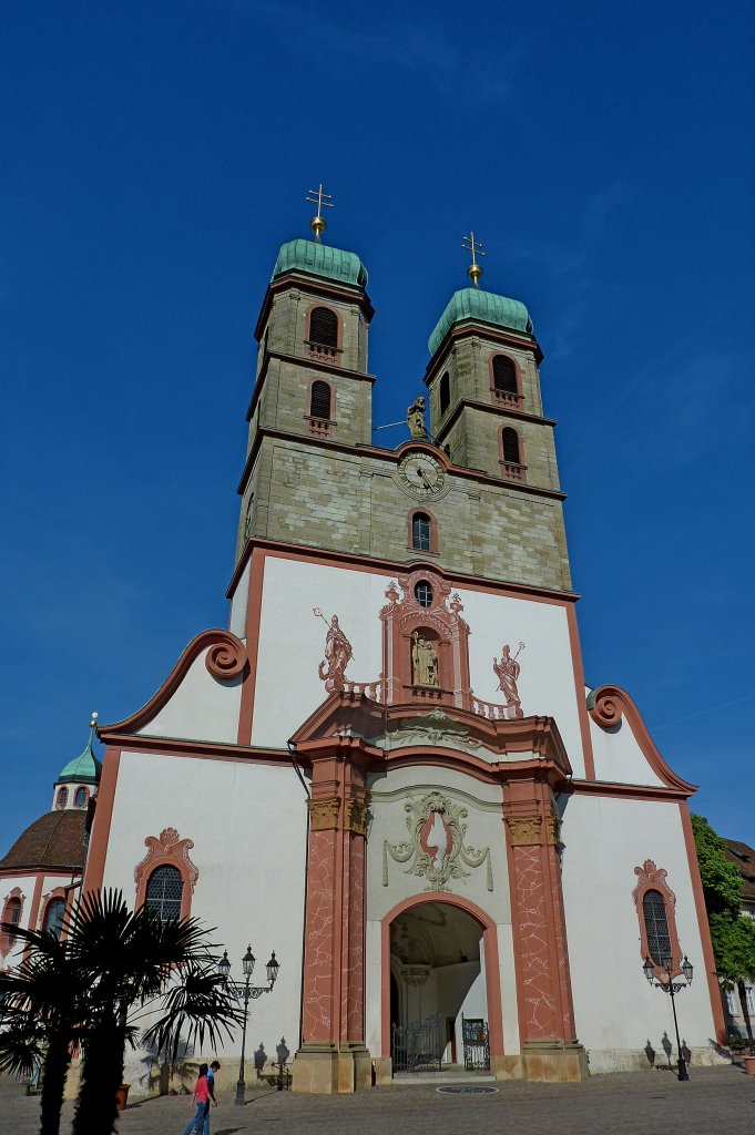 Bad Sckingen am Hochrhein, die 56m hohe Doppelturmfassade des Fridolinmnsters, die im 14.Jahrhundert errichtete gotische Klosterkirche wurde im 17.und 18.Jahrhundert mit Barockelementen erneuert, Mai 2011