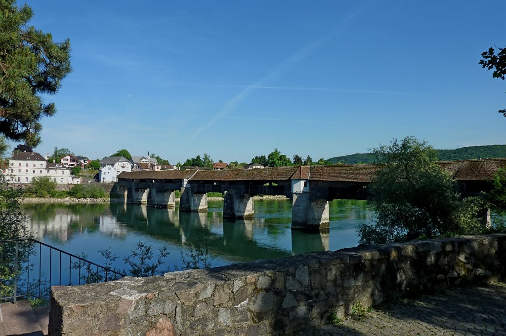 Bad Sckingen am Hochrhein, mit 204m verbindet die lngste gedeckte Holzbrcke in Europa Deutschland mit der Schweiz, Mai 2011