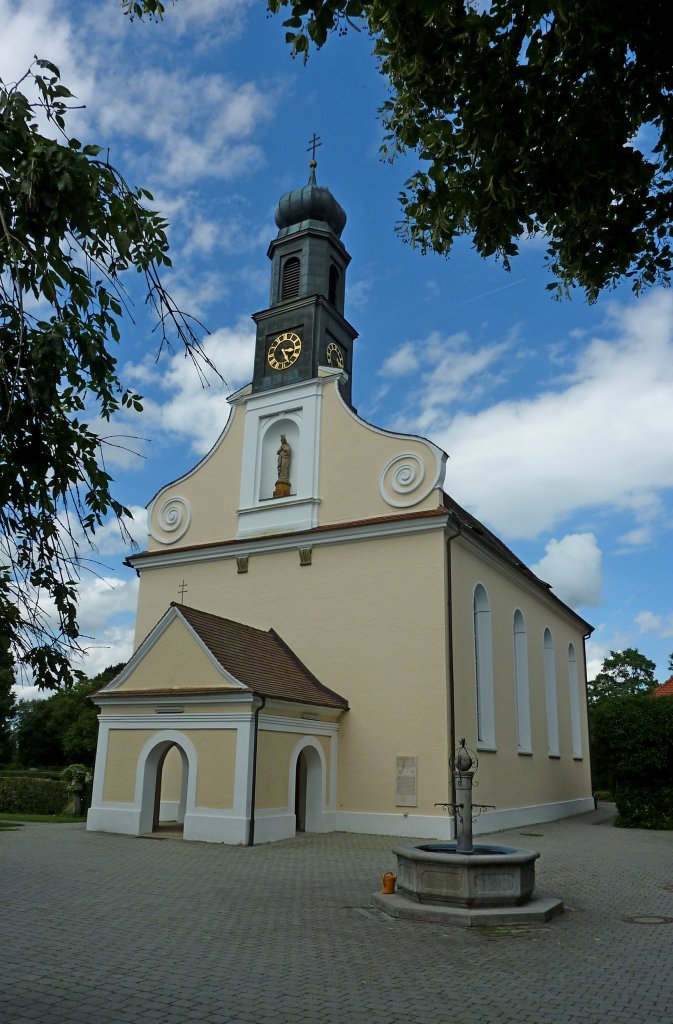 Bad Saulgau in Oberschwaben, die Liebfrauenkapelle steht auf dem Friedhof der Stadt, Aug.2012