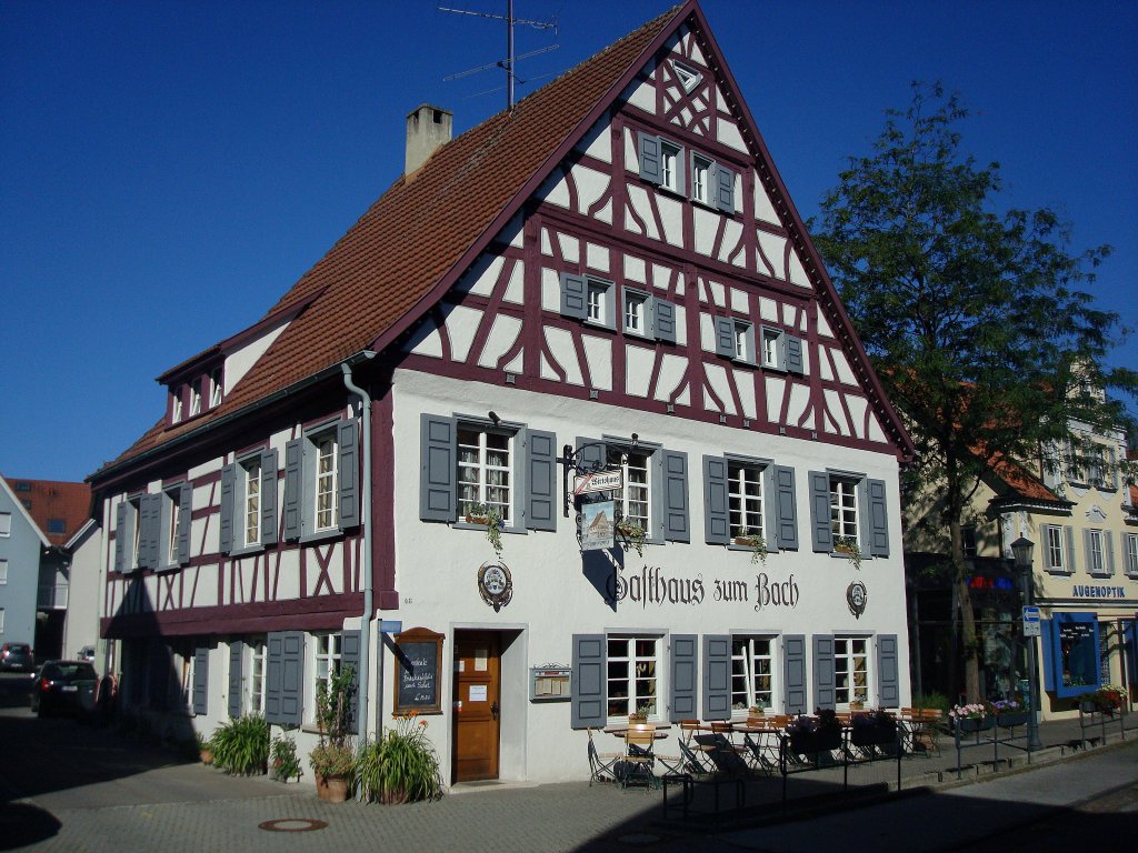 Bad Saulgau in Oberschwaben,
das  Gasthaus zum Bach  mit schn restaurierten Fachwerk, 
Aug.2010