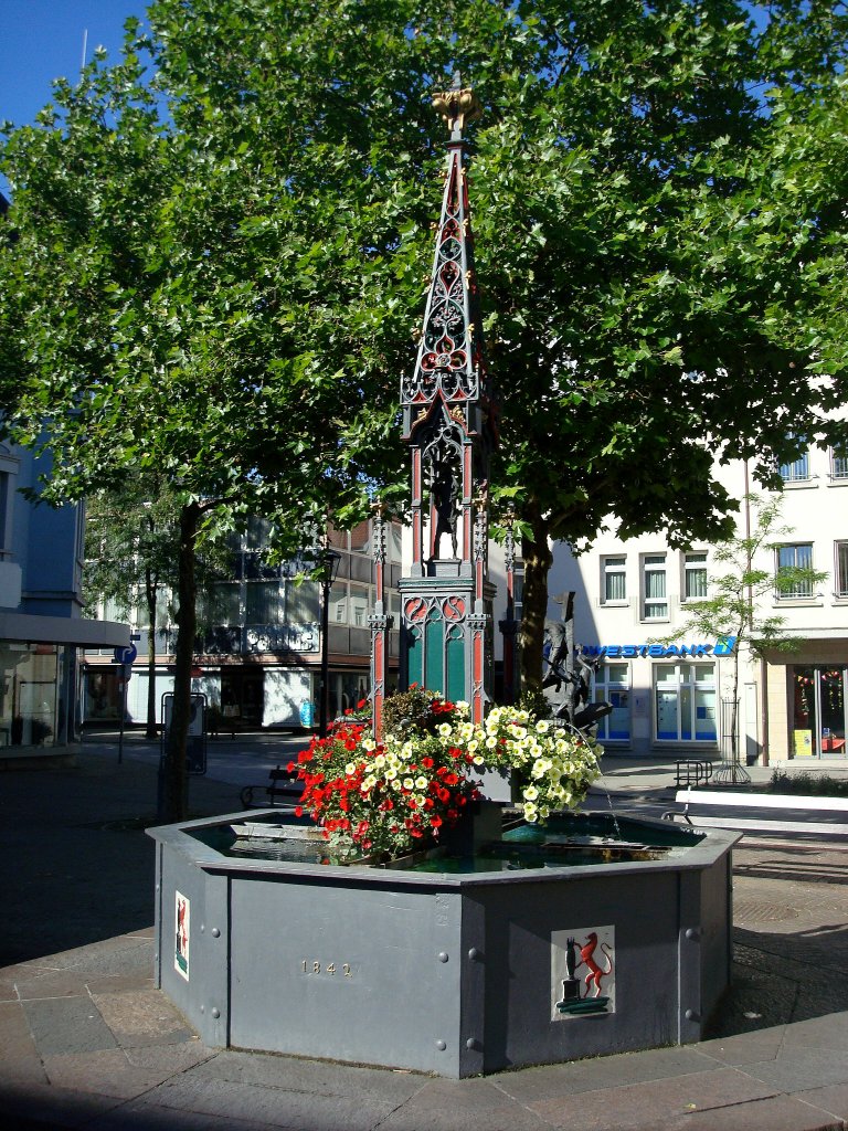 Bad Saulgau in Oberschwaben,
der Stadtbrunnen von 1842 auf dem Markt,
Aug.2010