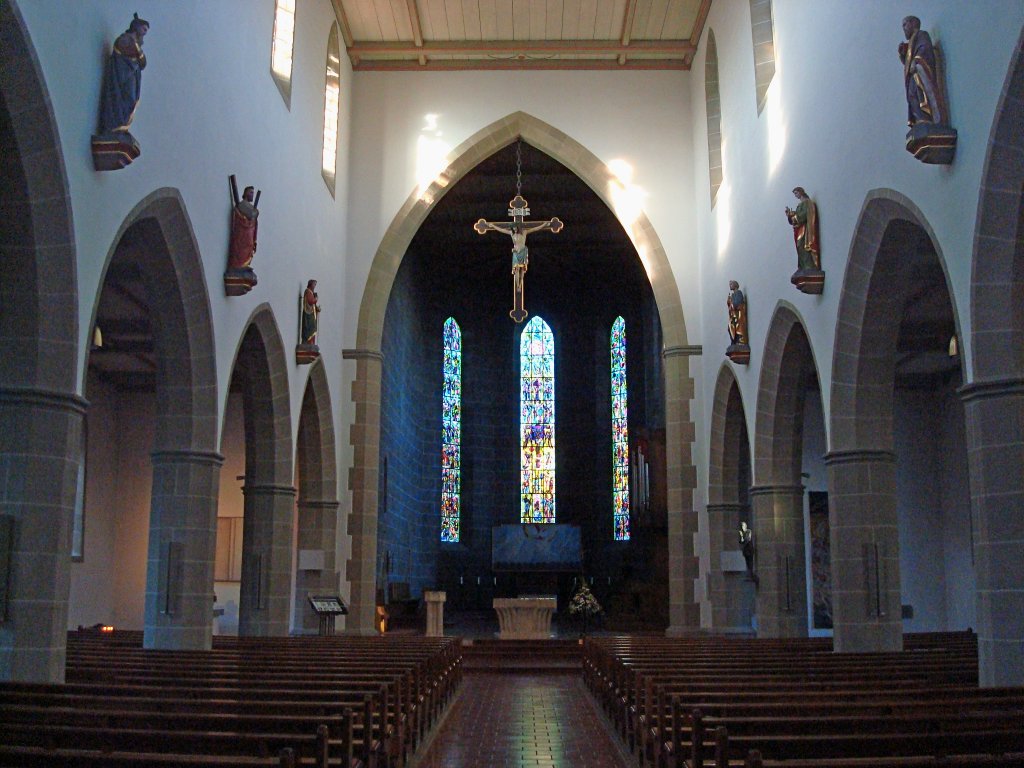 Bad Saulgau/Oberschwaben, die Stadtkirche St.Joh.Baptist erhielt nach einer Innenraumrestaurierung 1985 eine moderne Ausstattung, Aug.2010 