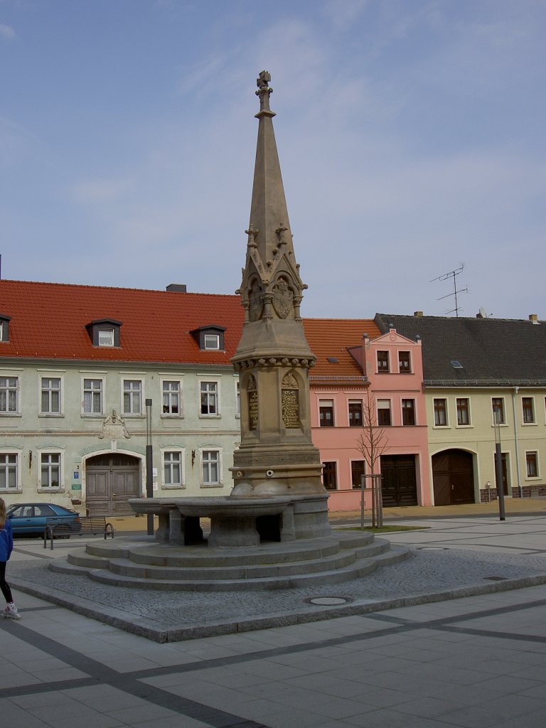 Bad Schmiedeberg, Marktplatz mit Denkmal fr die Gefallenen des Kriegs von 1870, 
Kreis Wittenberg (18.03.2012)