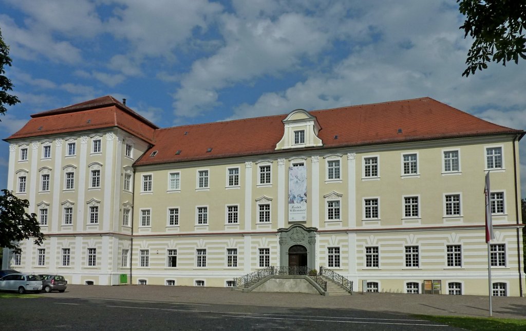 Bad Schussenried, der Konventbau von 1752, das Prmonstratenserklosters wurde 1183 gegrndet, Aug.2012