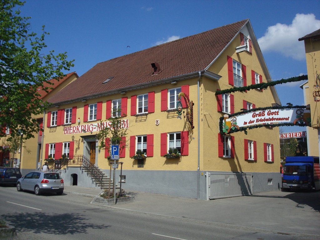 Bad Schussenried in Oberschwaben,
das Bierkrugmuseum,
mehr als 1000 Bierkrge aus fnf Jahrhunderten,
April 2010