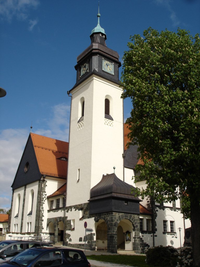 Bad Steben, an der Grenze Thringen-Bayern im Frankenwald,
mit ca.600m hchstgelegenes Bad in Bayern, die Lutherkirche, erbaut von 1908-10 in Stahlbetonbauweise und mit Elementen des Jugendstils, Mai 2006