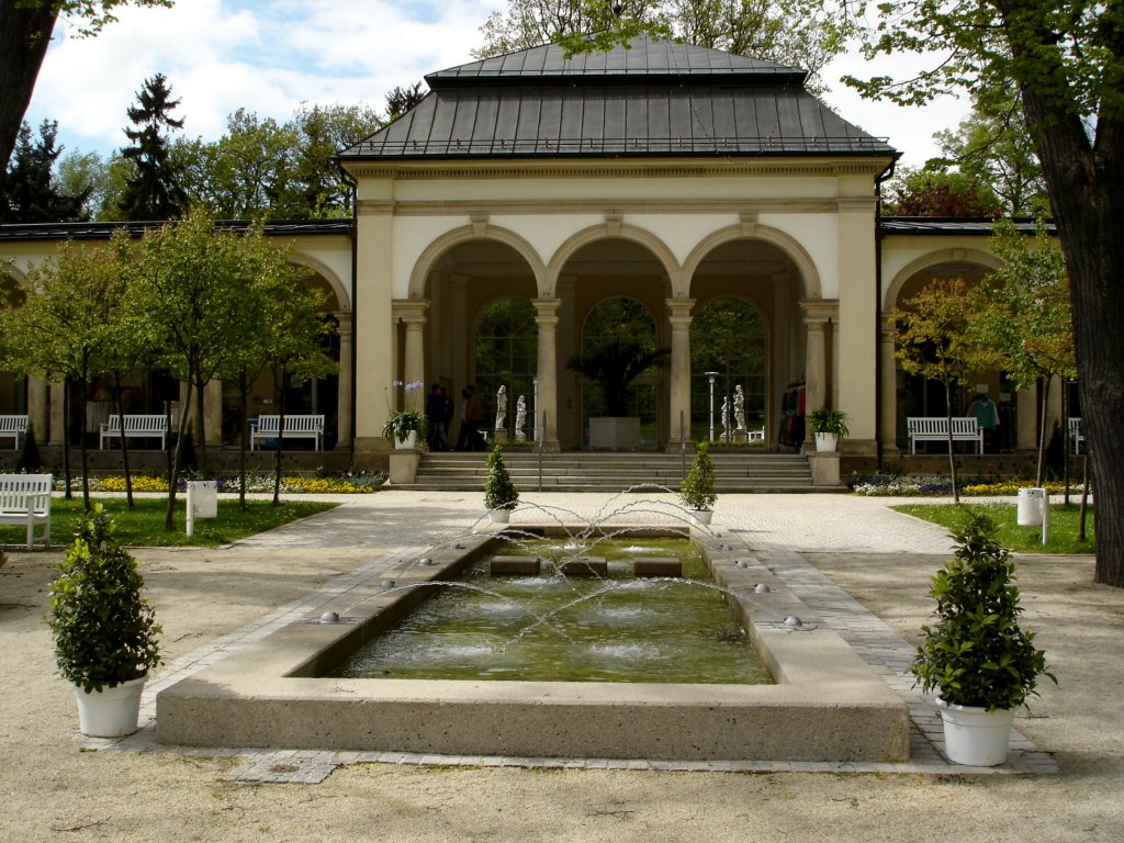 Bad Steben, Wasserspiele und Trinkhalle im Kurpark, Mai 2006