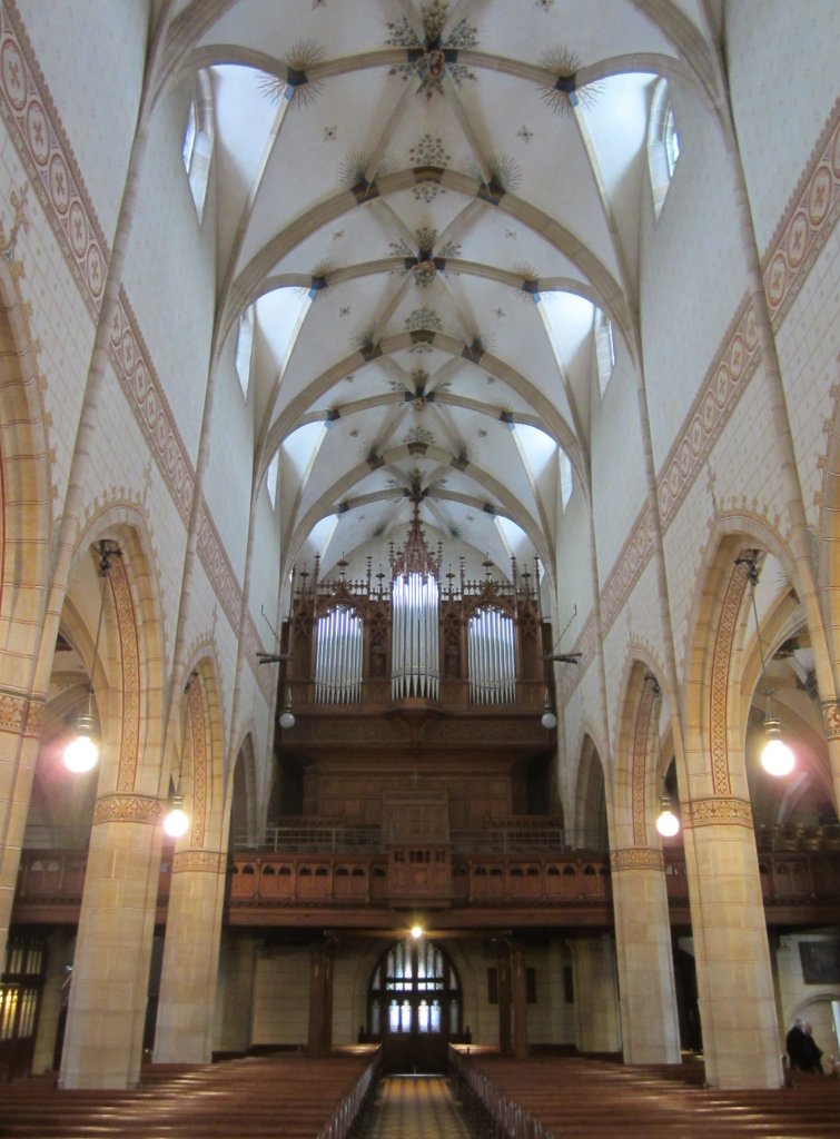 Bad Urach, Langschiff der Stiftskirche St. Amandus, erbaut von 1474 bis 1501 durch 
Graf Eberhard V., neugotische Ausstattung von 1896 (17.02.2013)