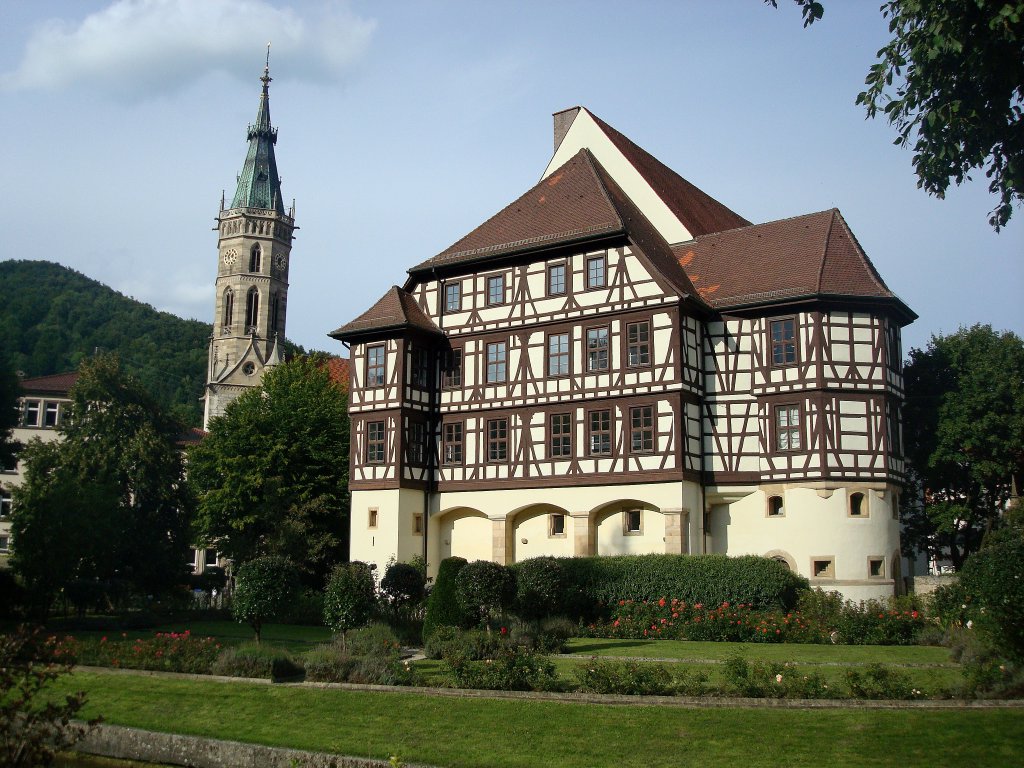 Bad Urach in der Schwbischen Alb,
das Schlo in seiner heutigen Form stammt aus der Zeit nach 1443,
hat einen der schnsten Renaissance-Festsle in Deutschland, daneben der Turm der Stiftskirche St.Amandus