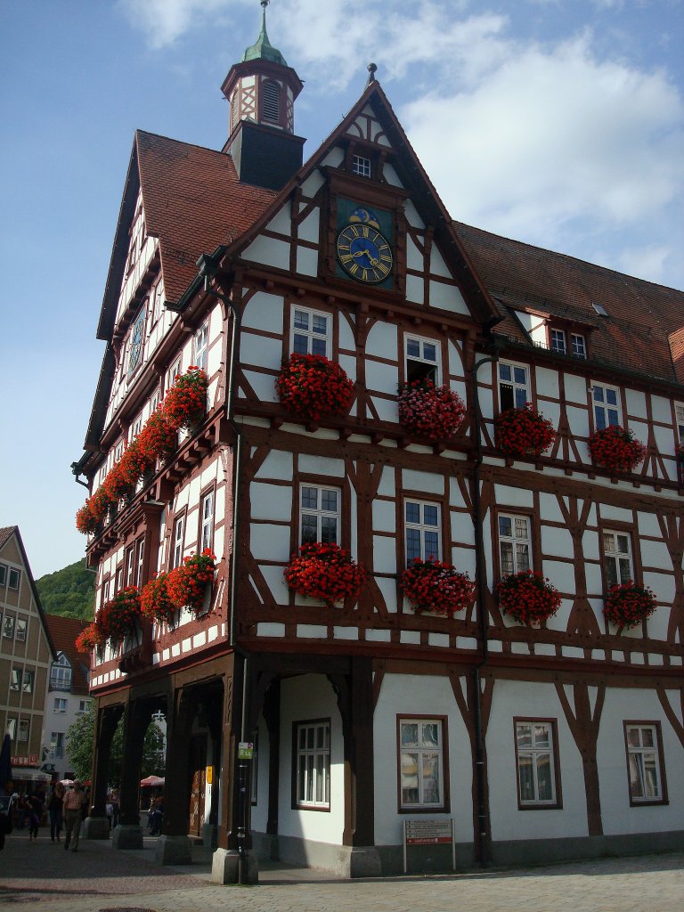 Bad Urach in der Schwbischen Alb,
das schne Fachwerkrathaus erbaut 1440, umgebaut und erweitert 1562 und 1907-08, Sept.2010
