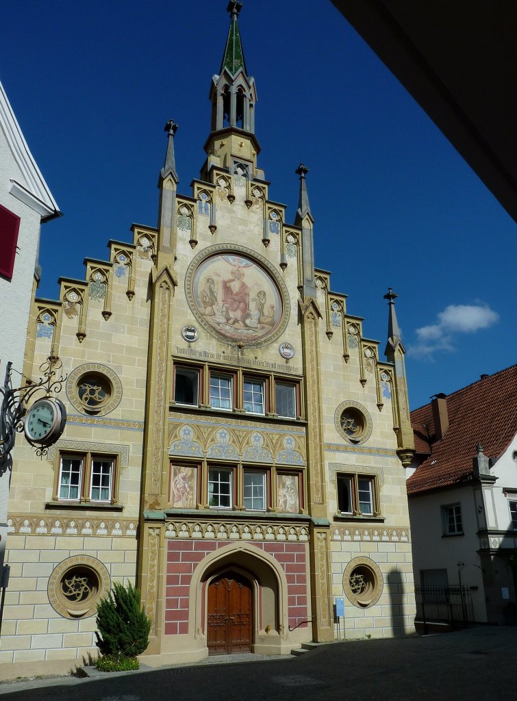 Bad Waldsee, das Alten-und Pflegeheim Spital zum Hl.Geist, bereits 1300 erwhnt, die gotisierte Giebelfassade stammt von 1856, Aug.2012