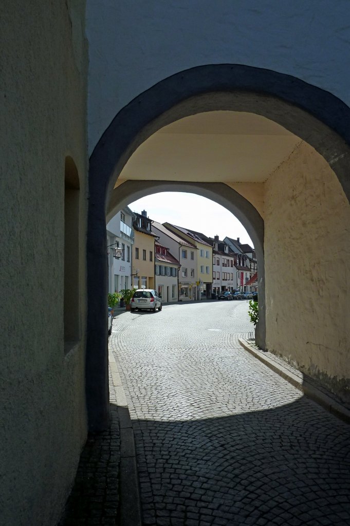 Bad Waldsee, Blick durch das Wurzacher Tor in die Stadt, Aug.2012