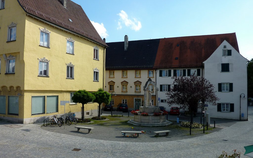 Bad Waldsee, der Gut-Betha-Platz mit gleichnamigen Brunnen, Aug.2012