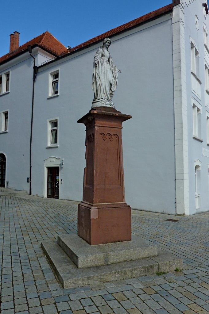 Bad Waldsee, die Mariensule auf dem Kirchvorplatz, Aug.2012