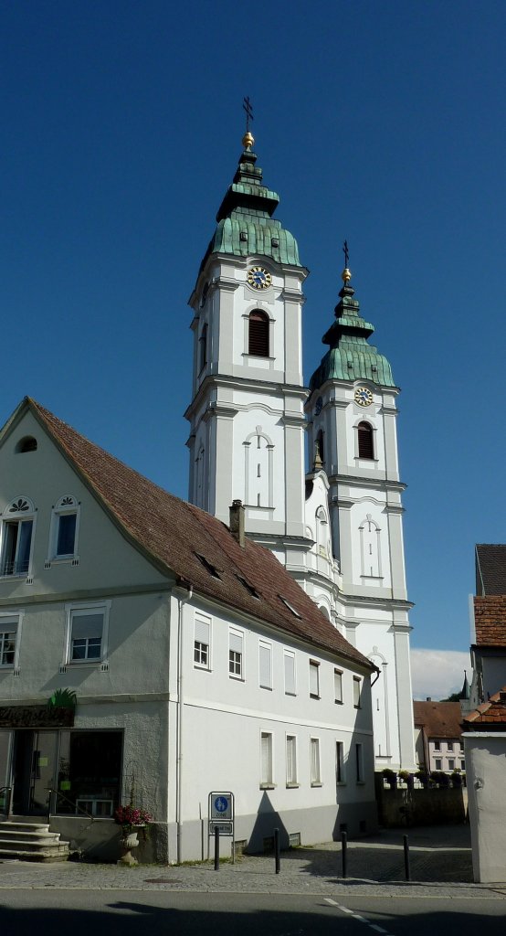 Bad Waldsee in Oberschwaben, die katholische Stadtpfarrkirche St.Peter, 1479 als sptgotische Basilika erbaut, 1712 barockisiert, Aug.2012