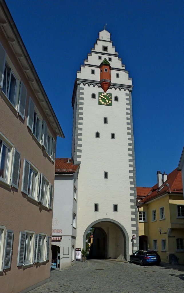 Bad Waldsee, das Wurzacher Tor, einzig erhaltengebliebenes Stadttor aus dem Mittelalter, stadtauswrts gesehen, Aug.2012 