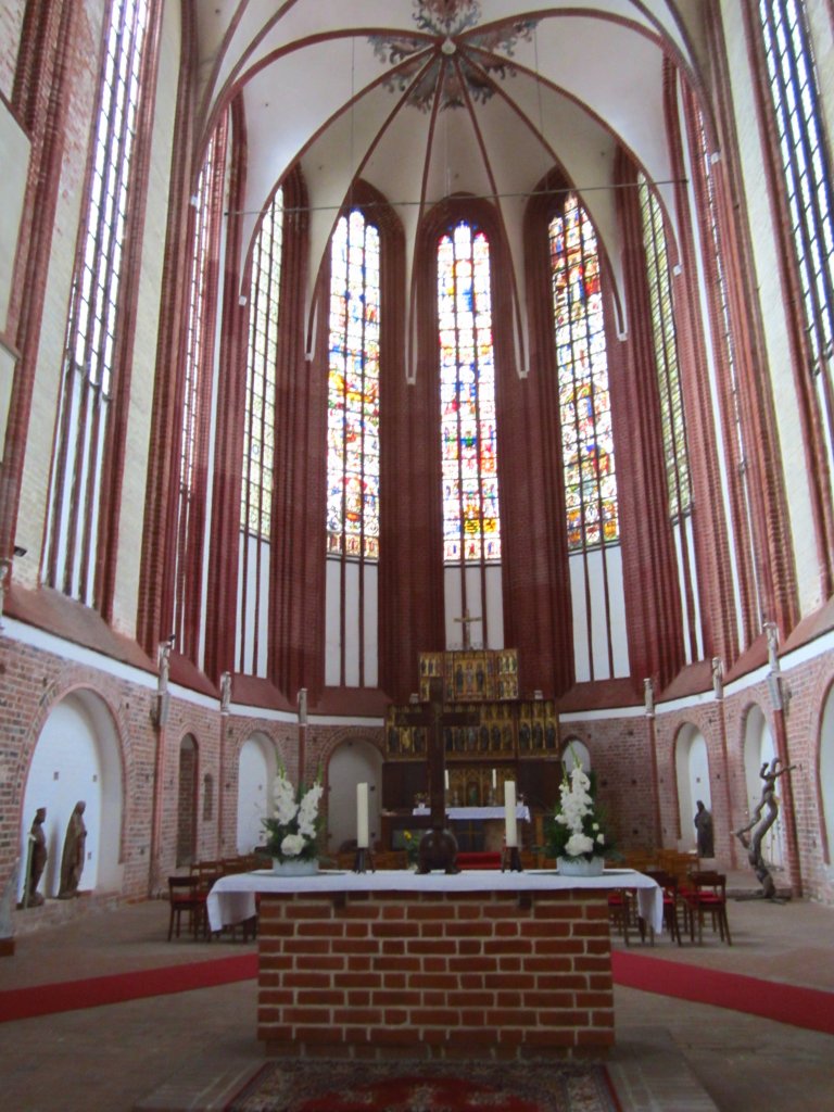 Bad Wilsnack, Wunderblutkirche St. Nikolai, Chor mit dreiteiligen Hochaltar 
(09.07.2012)