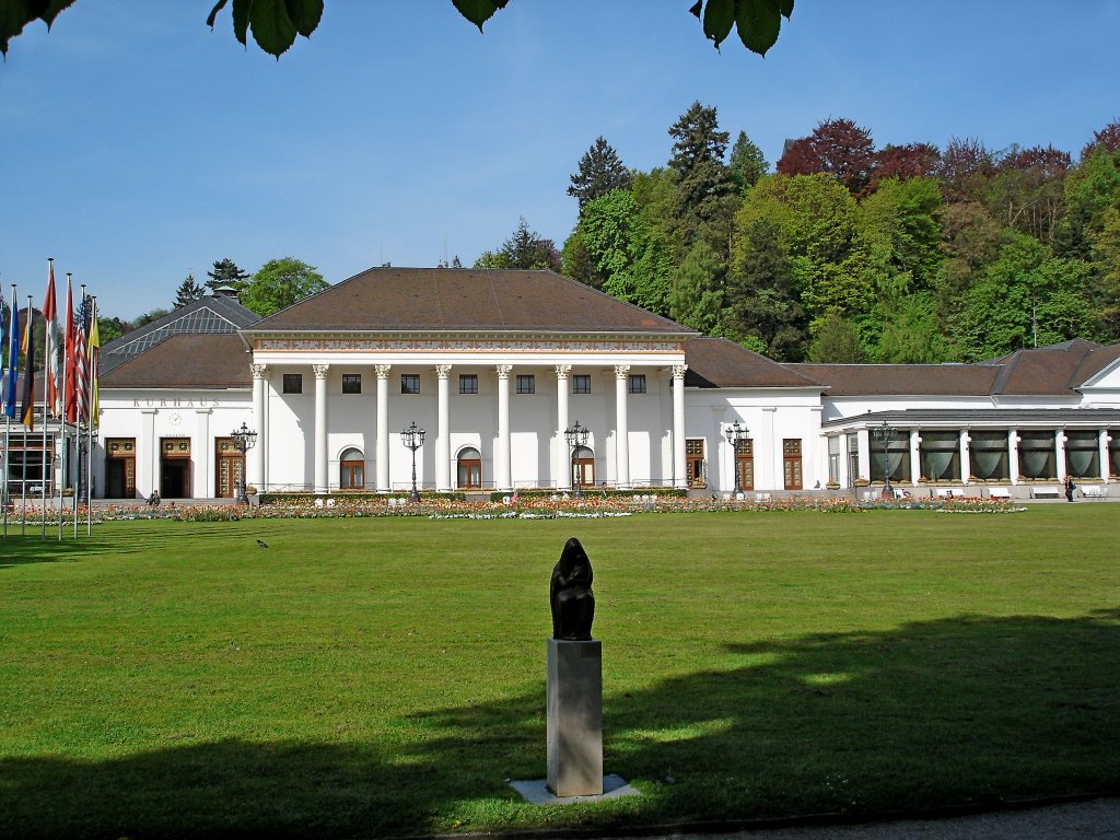 Baden-Baden, das Kurhaus mit dem bekannten Spielcasino, ein Wahrzeichen der 55.000 Einwohner zhlenden Kurstadt, Mai 2006