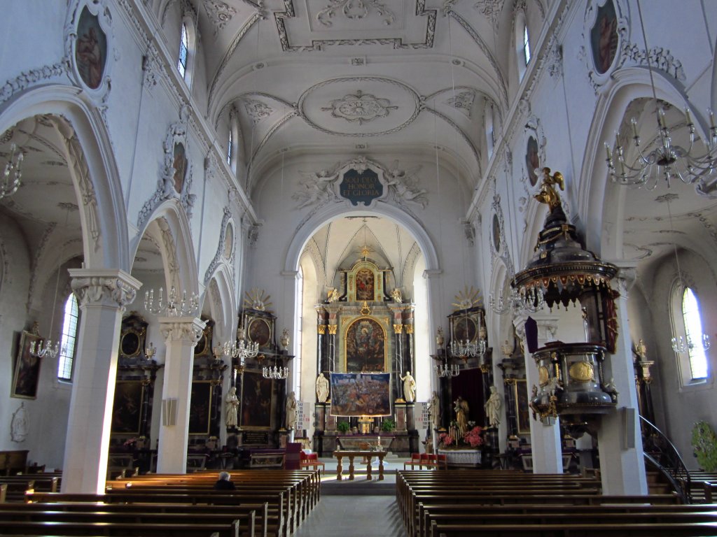 Baden, Mittelschiff der Maria Himmelfahrt Kirche, klassizistische Altre und 
Kanzel (25.03.2012)