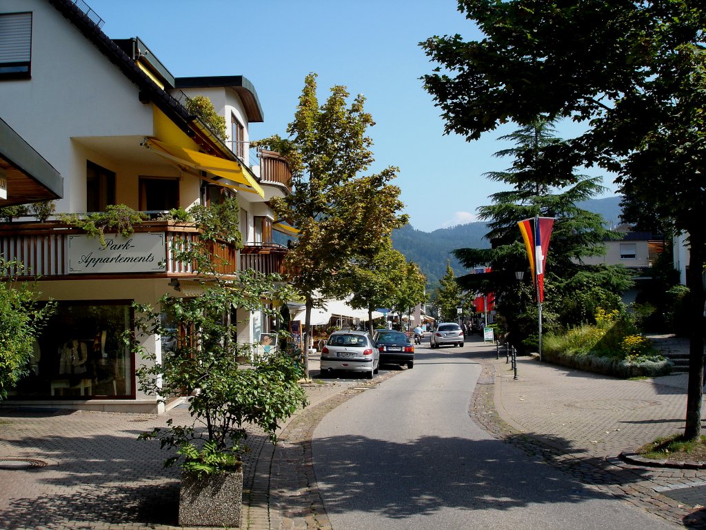 Badenweiler, bekannter Kurort am Sdwestrand des Schwarzwaldes, die Geschftsstrae des Ortes, April 2005