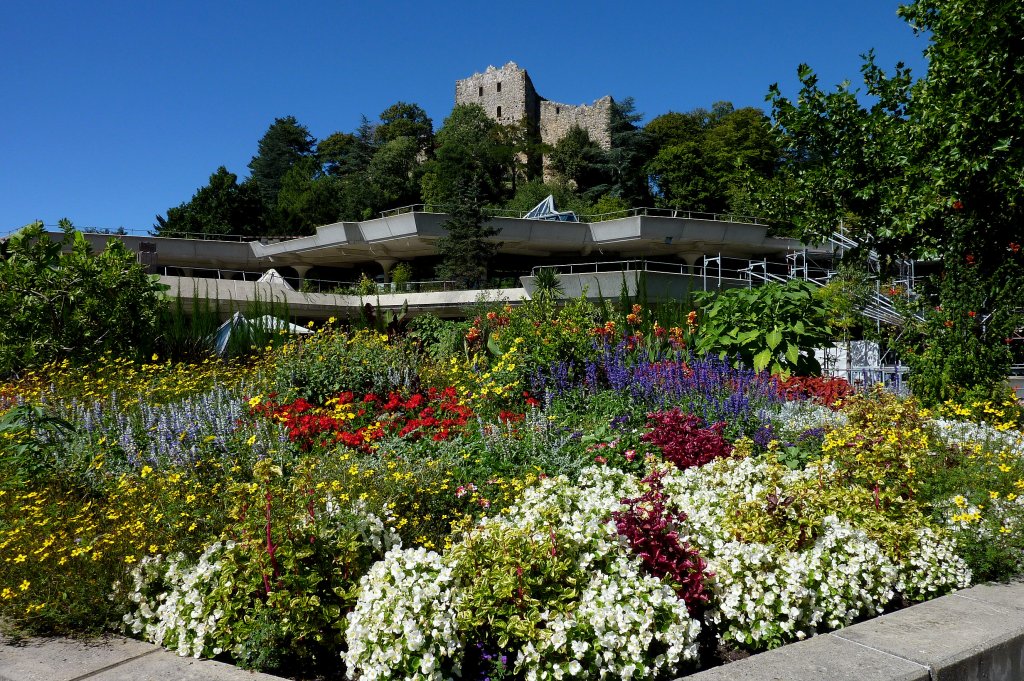 Badenweiler, Blick zur Burgruine, darunter das Kurhaus, Sept.2011