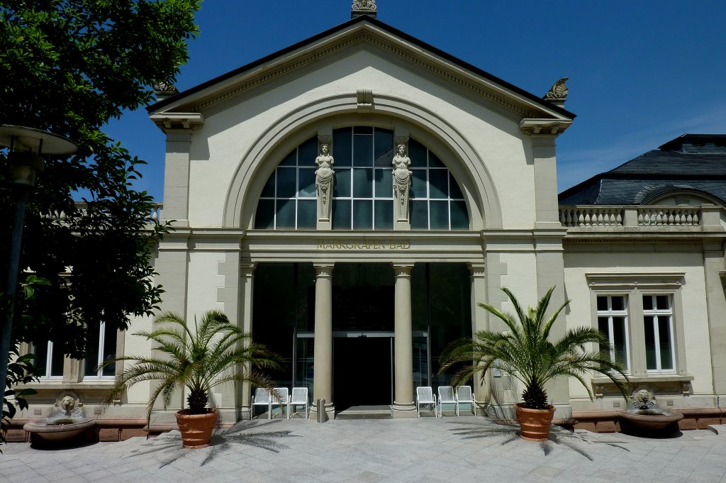 Badenweiler, das Eingangsportal zum Markgrafen-Bad (heute Cassiopaia-Therme), ein Historismus-Bau vom Anfang des 20.Jahrhunderts, Juni 2011