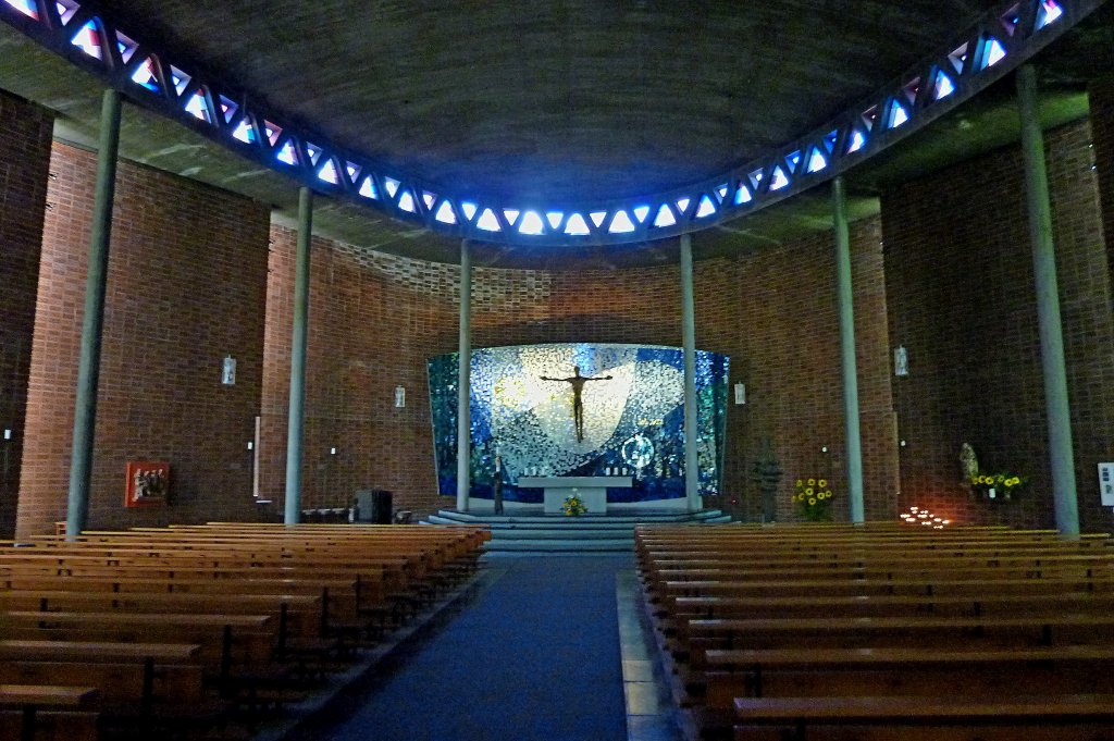 Badenweiler, Innenraum der kath.Pfarrkirche, die blaue Altarwand stammt vom Knstler Hubert Kirchgner, Juni 2011