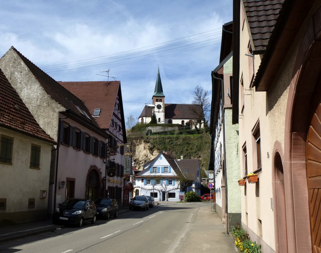 Bahlingen am Kaiserstuhl, Blick zur Bergkirche hoch ber dem Ort, April 2013