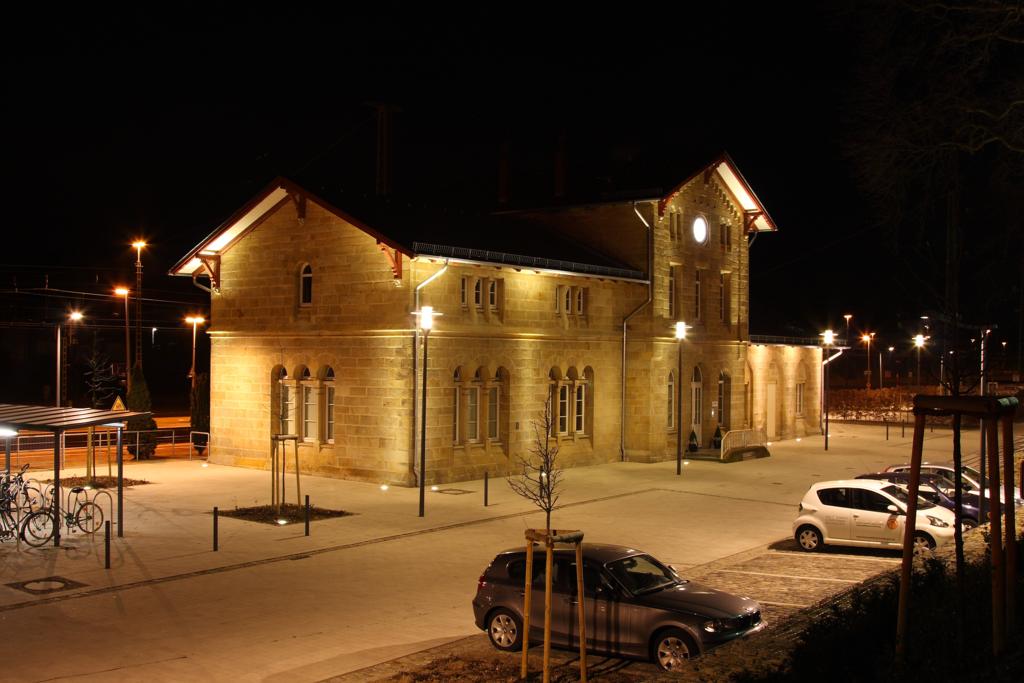 Bahnhof Hasbergen an der Strecke Osnabrck Mnster.
Nach einer grndlichen Renovierung wurde das Gebude einer neuen
Nutzung zugefhrt. Ein Architekturbro arbeitet in dem Gebude.
Fr den Zugverkehr hat es leider ausgedient. 
Aufnahme: 8.2.2012