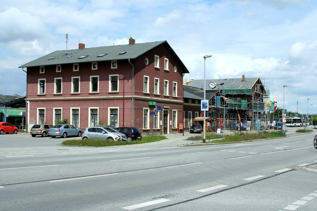 Bahnhof Kamenz aufgenommen am 01.07.2011. Der Bahnhof wird zurzeit saniert und umgebaut. Die linke Seite des Gebudes befindet sich (noch) im Originalzustand.