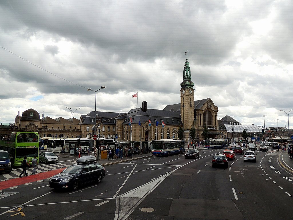 Bahnhof von Luxemburg-Stadt, welcher im neobarockem Stil, sowie dem imposanten Glockenturm in den Jahren 19071913 errichtet wurde; 120825
